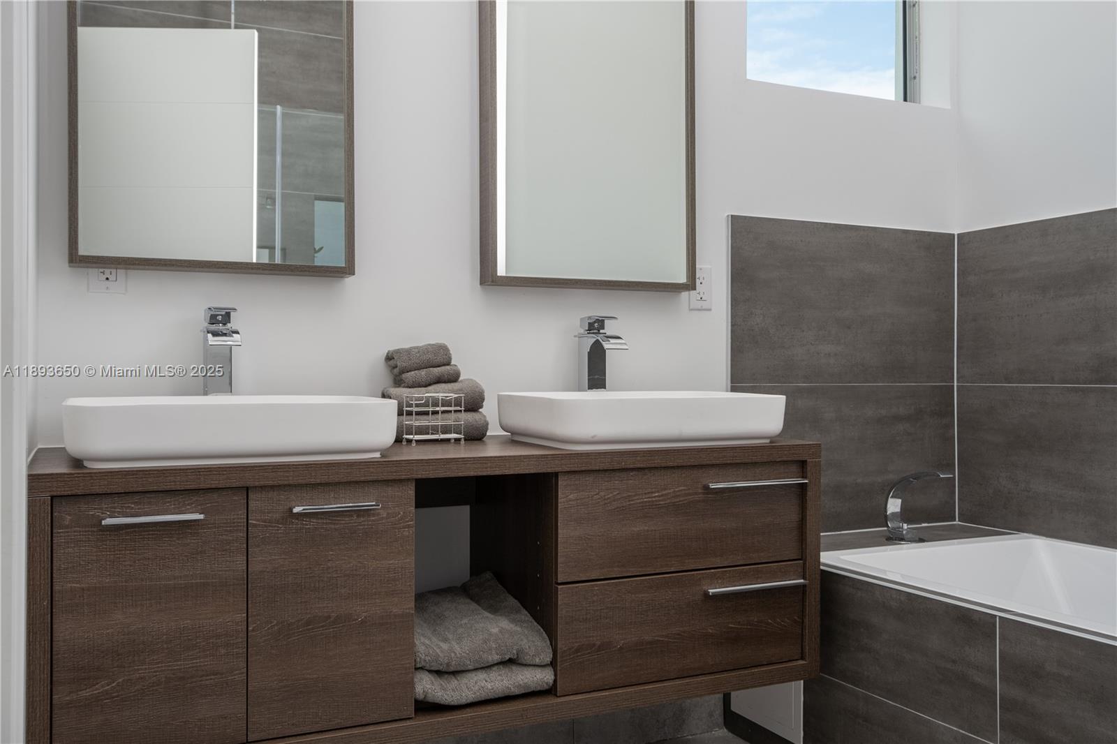 3461 SW 25th St #B Miami, FL 33133