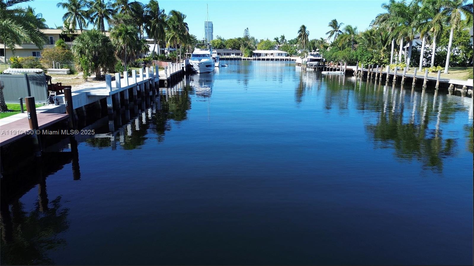 460 Holiday Dr Hallandale Beach, FL 33009