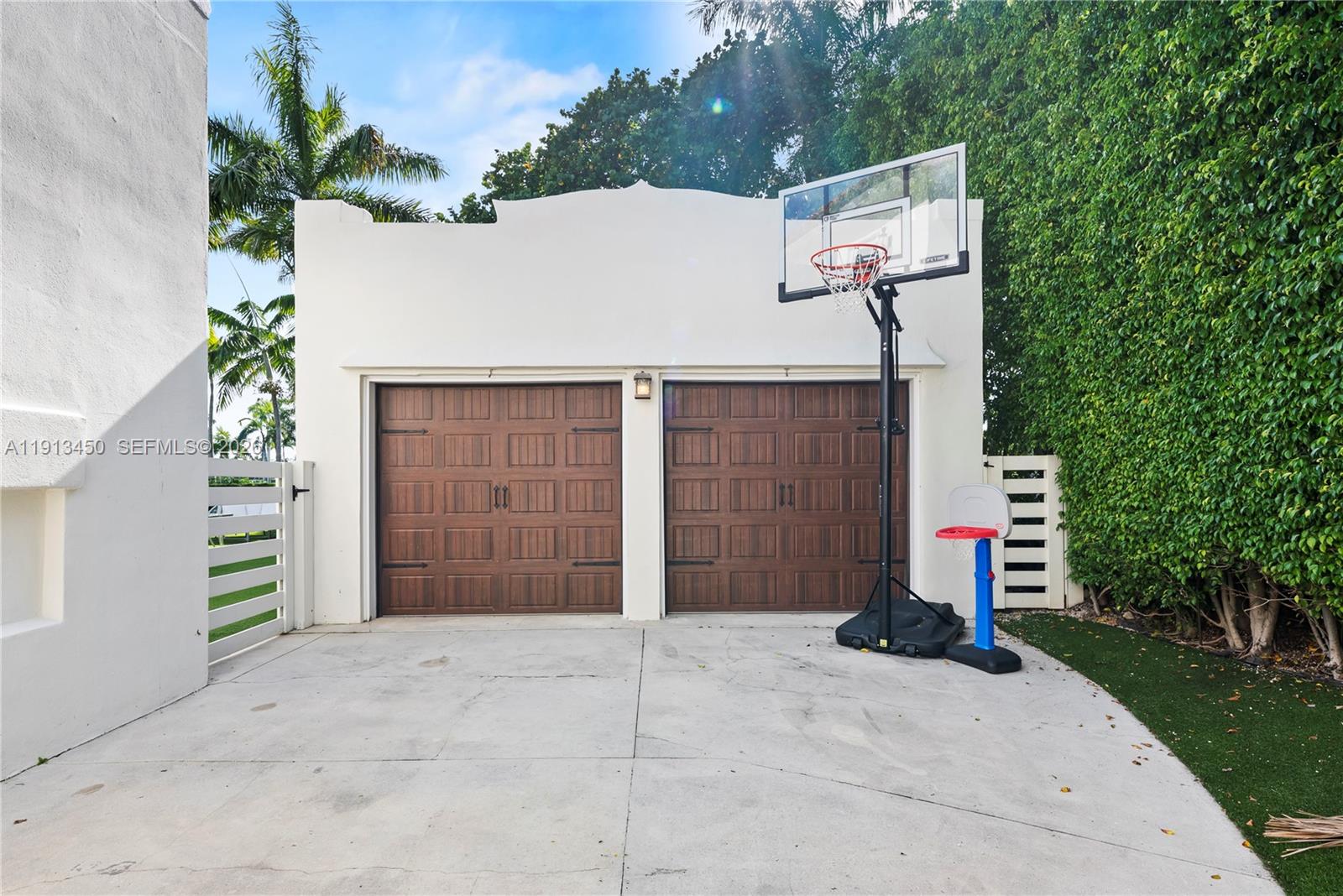 5800 La Gorce Dr Miami Beach, FL 33140