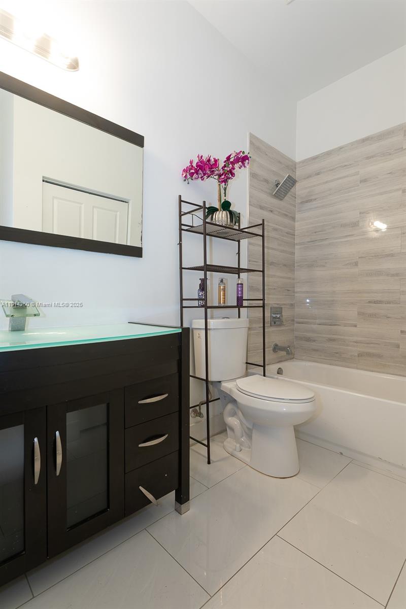 5712 SW 19th St West Park, FL 33023