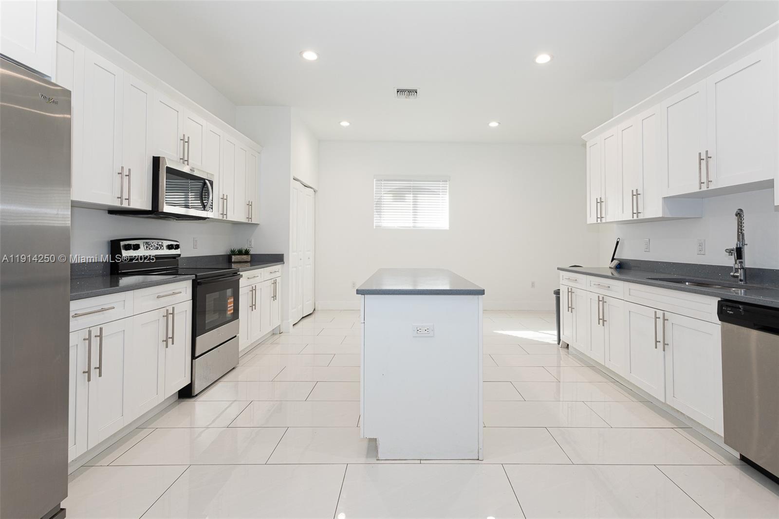 5712 SW 19th St West Park, FL 33023