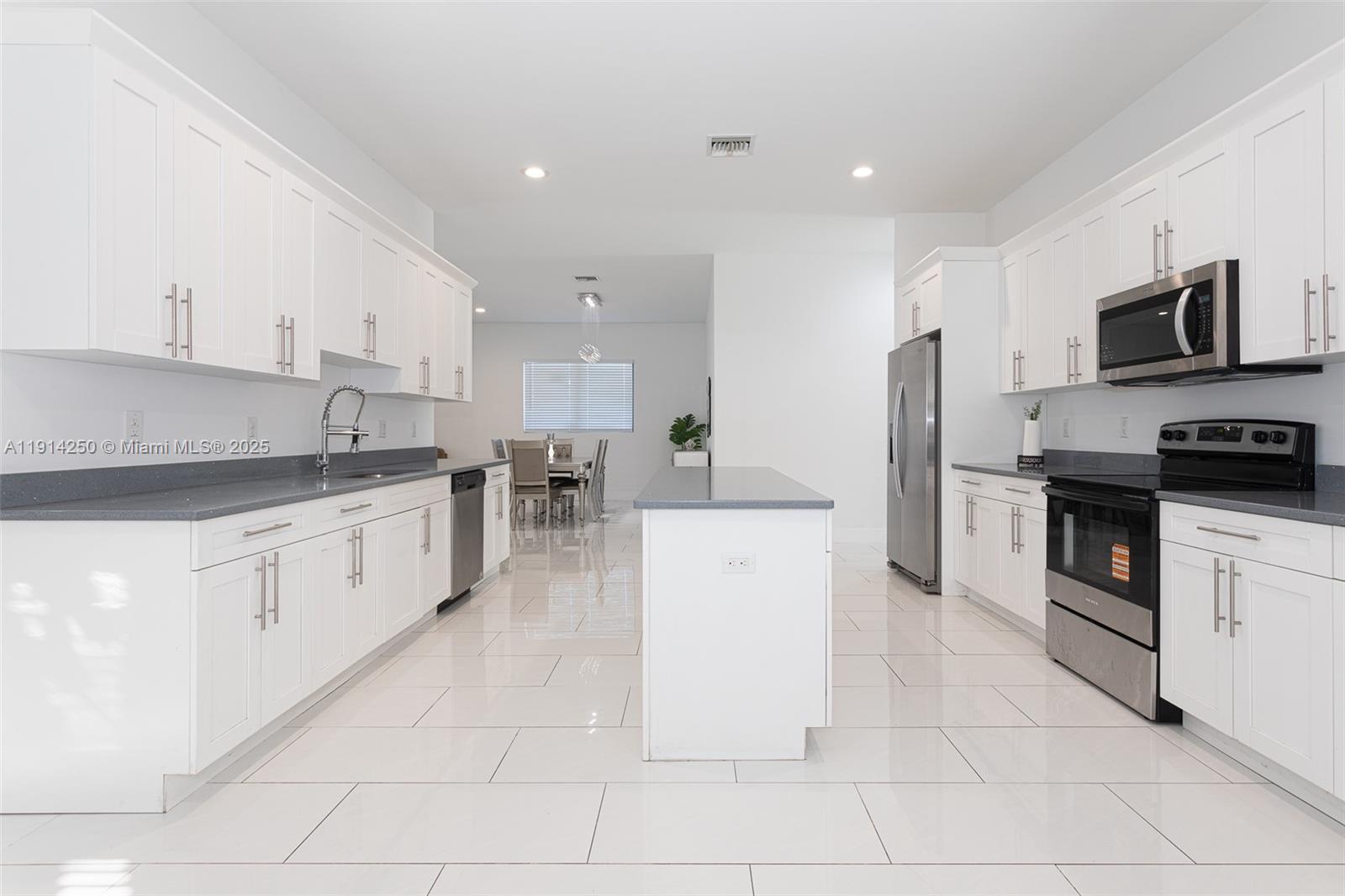 5712 SW 19th St West Park, FL 33023