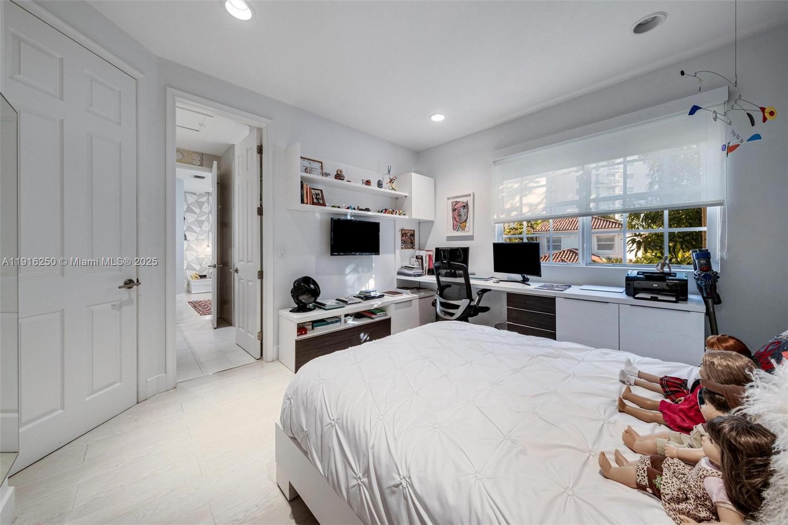 3965 194th Ln Sunny Isles Beach, FL 33160