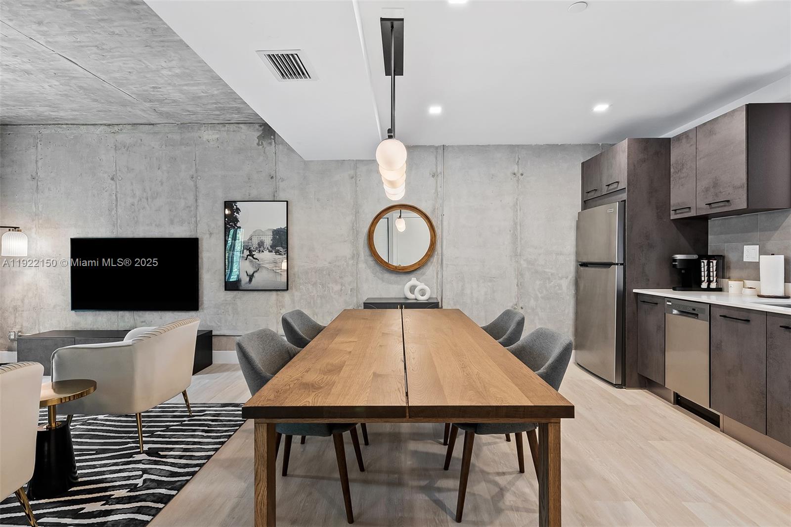 637 NE 4th Ave Fort Lauderdale, FL 33304