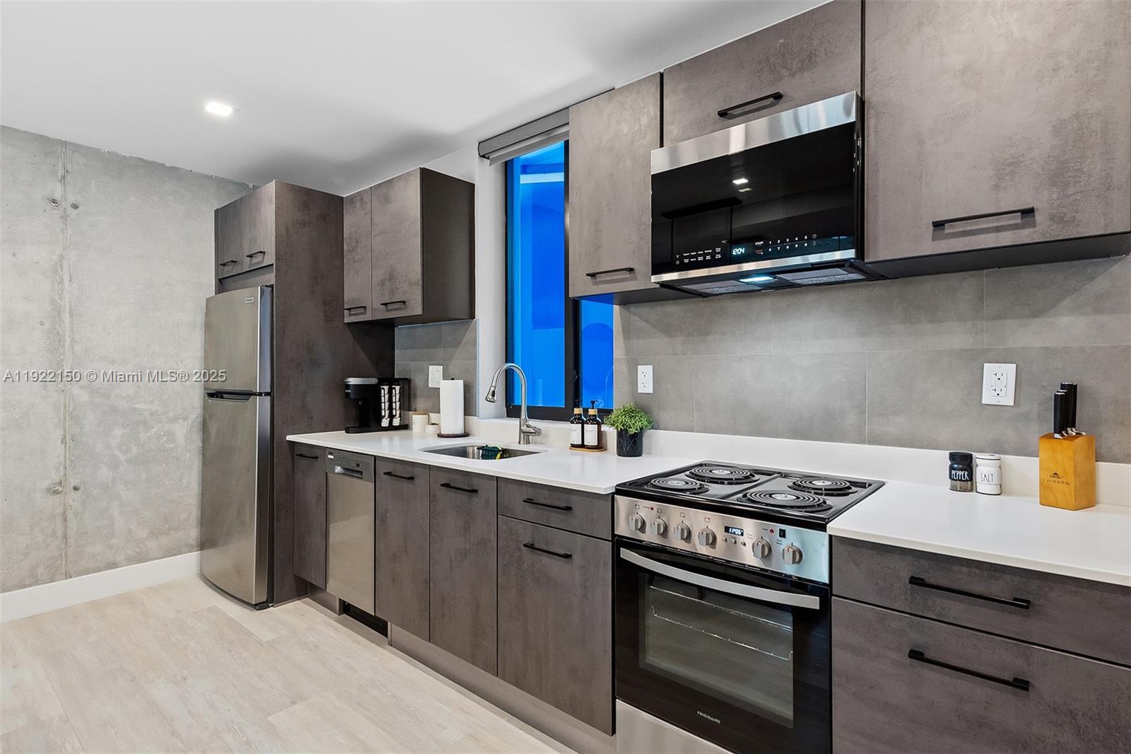 637 NE 4th Ave Fort Lauderdale, FL 33304