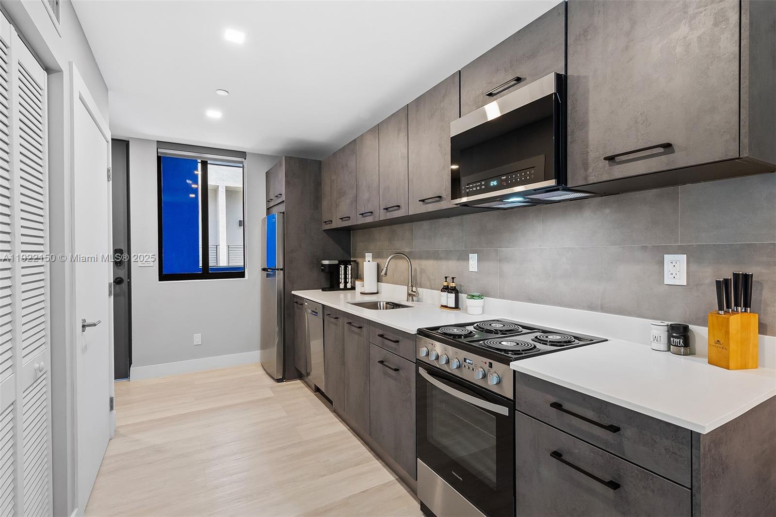 637 NE 4th Ave Fort Lauderdale, FL 33304