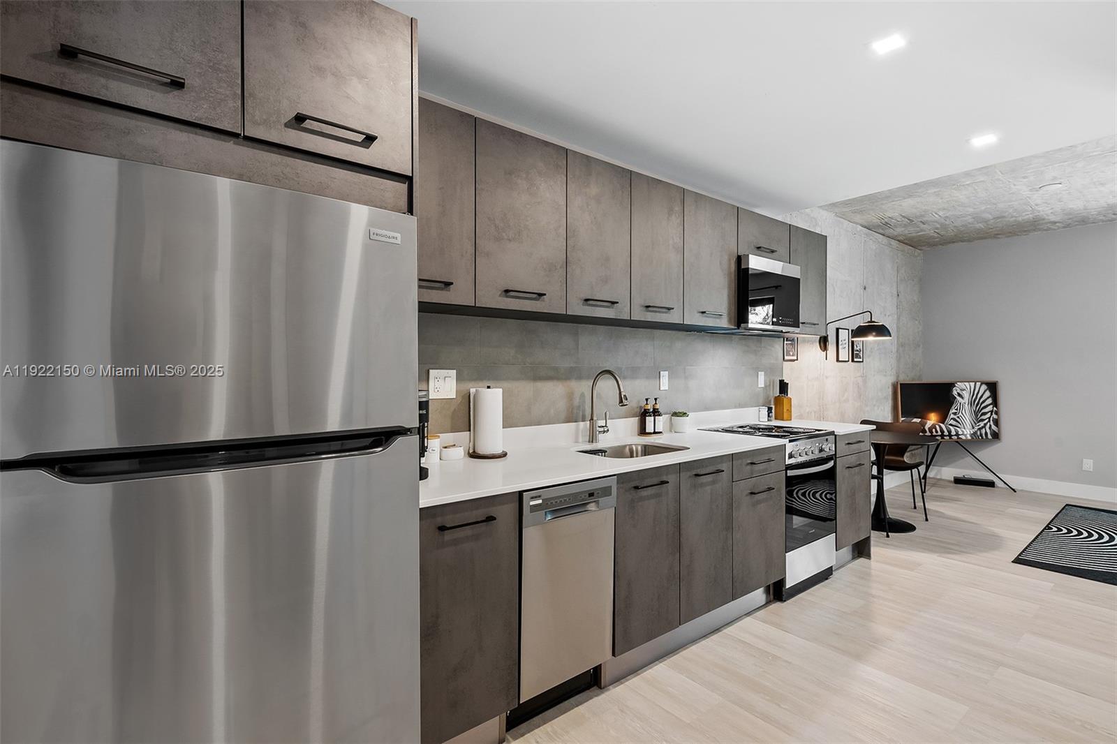 637 NE 4th Ave Fort Lauderdale, FL 33304