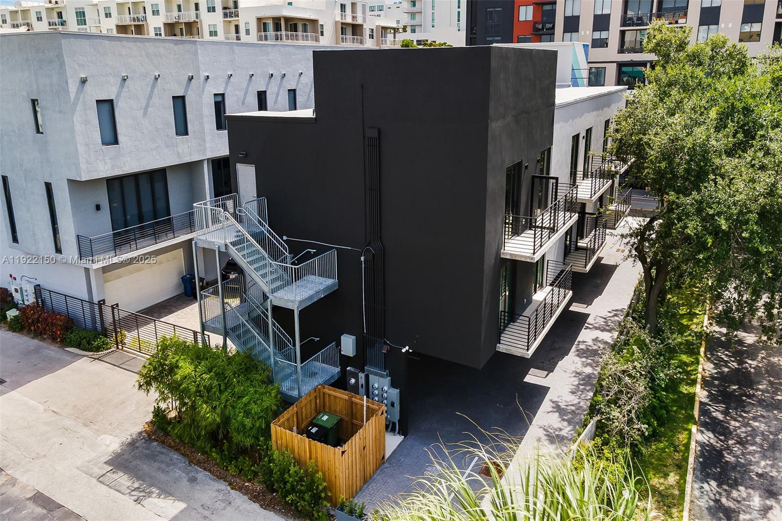 637 NE 4th Ave Fort Lauderdale, FL 33304