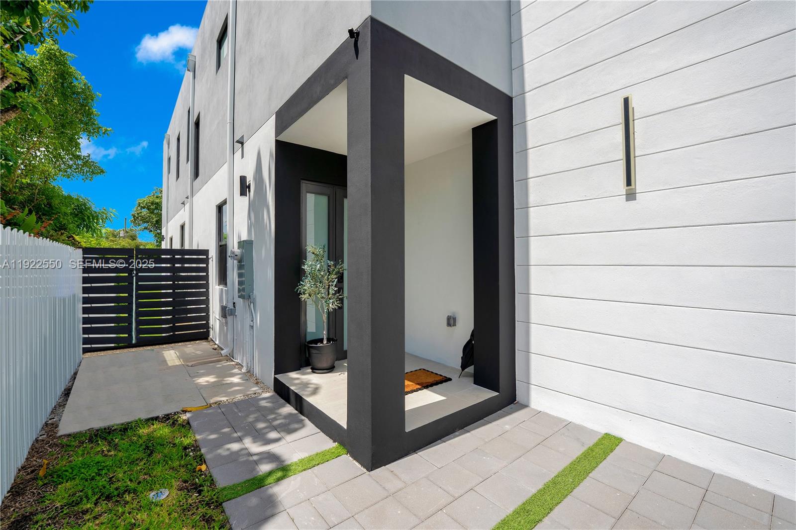 2320 SW 14th St Miami, FL 33145