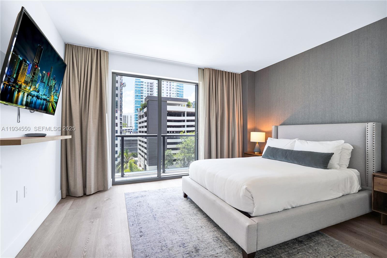 image Smart Brickell III11