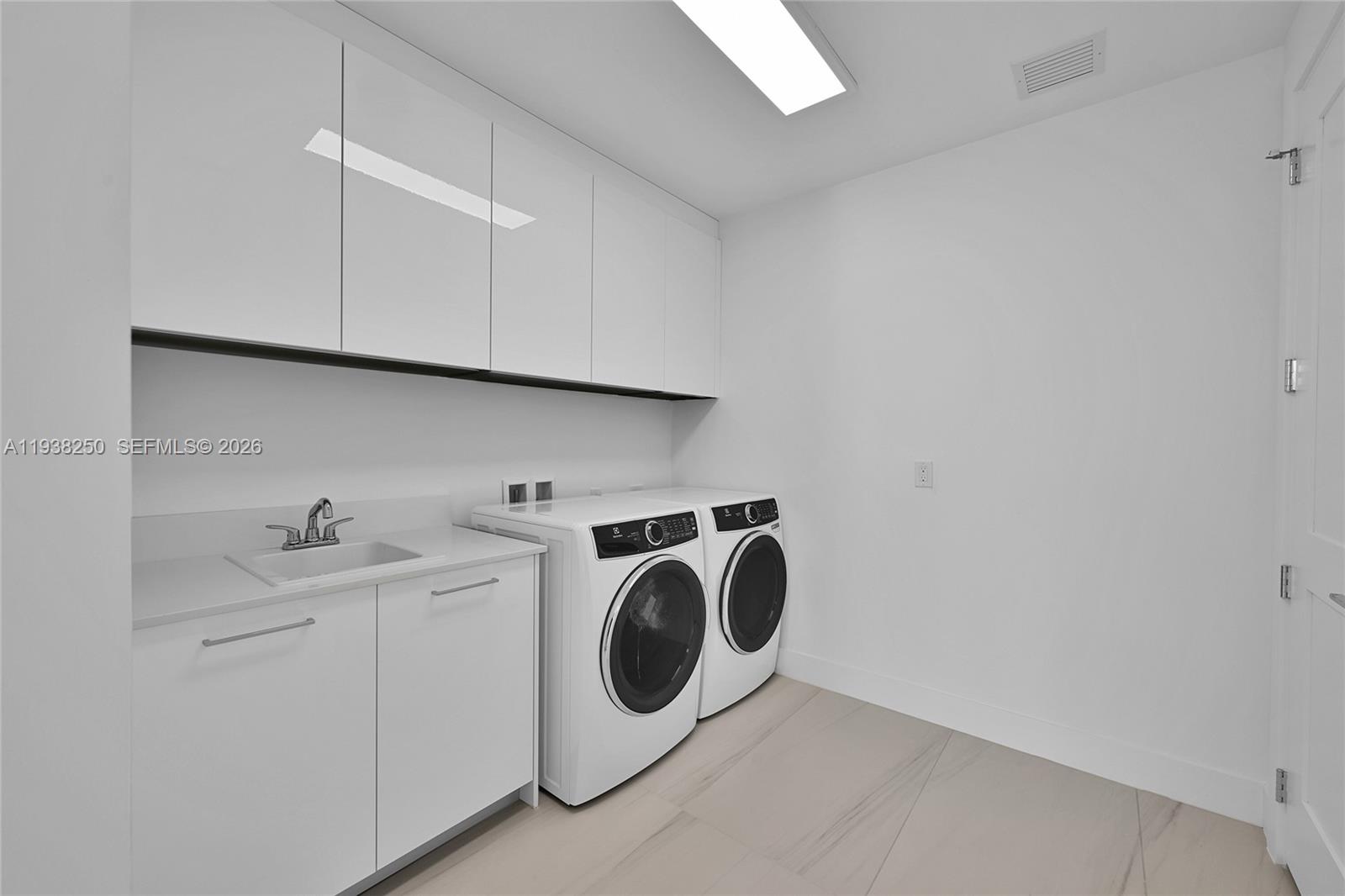 151 N Seabreeze #1701E Fort Lauderdale, FL 33304