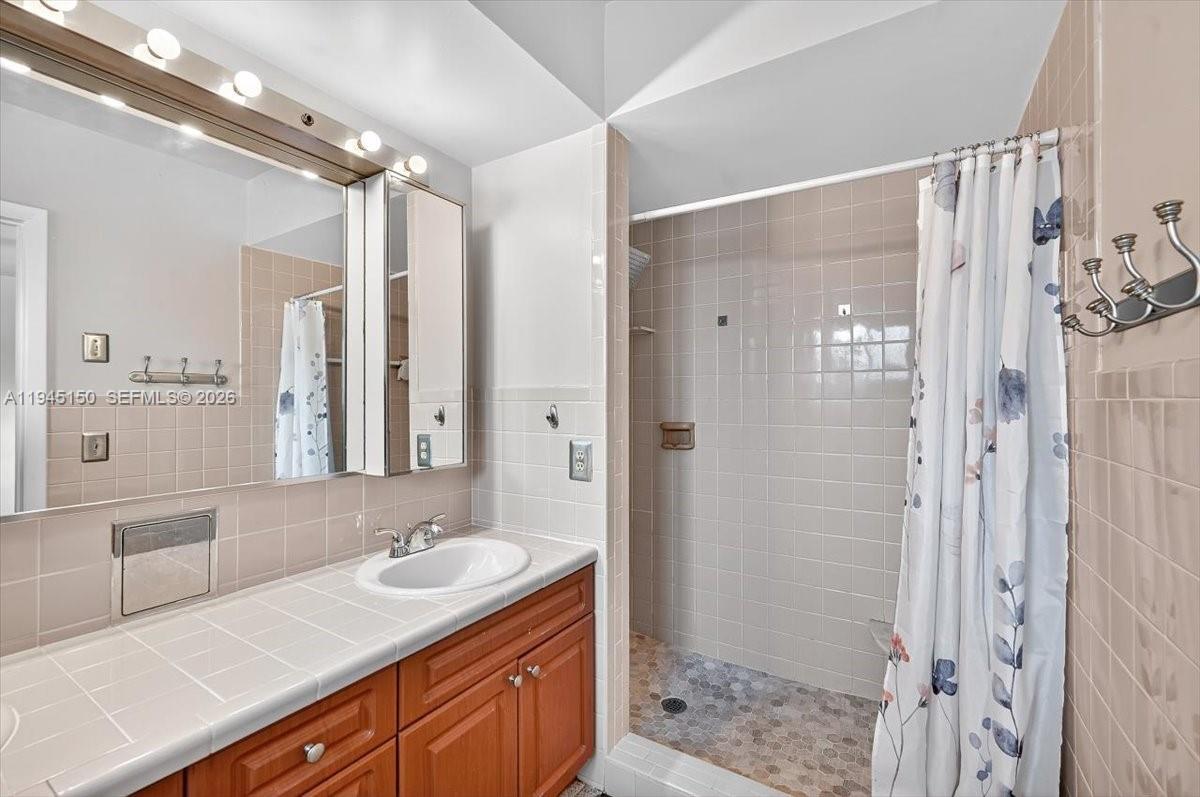 1621 Nw 110th Ter Pembroke Pines, FL 33026