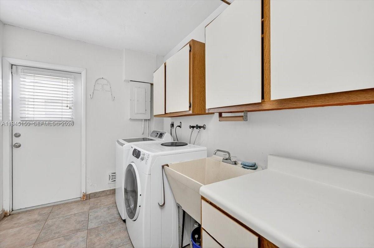 1621 Nw 110th Ter Pembroke Pines, FL 33026