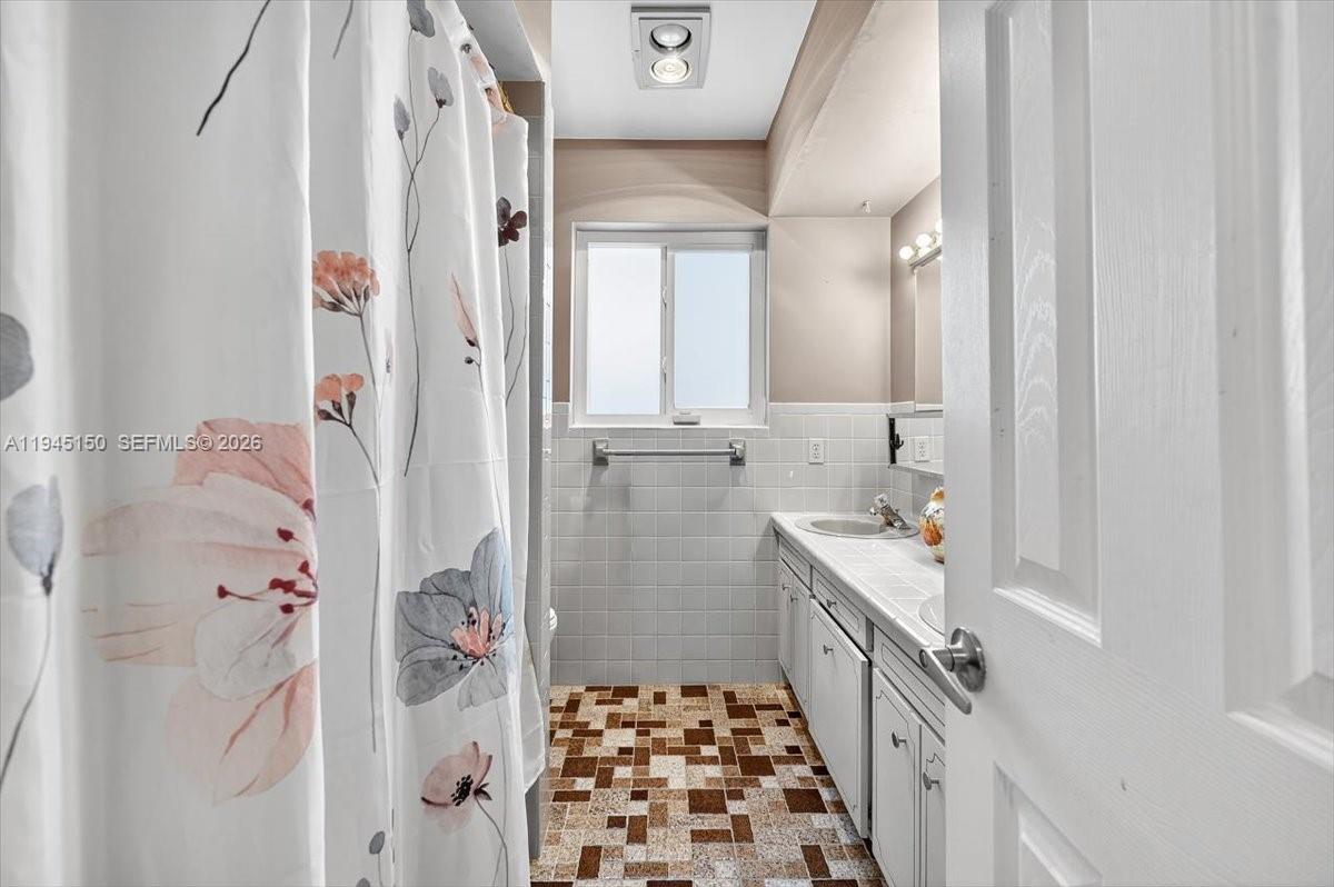 1621 Nw 110th Ter Pembroke Pines, FL 33026