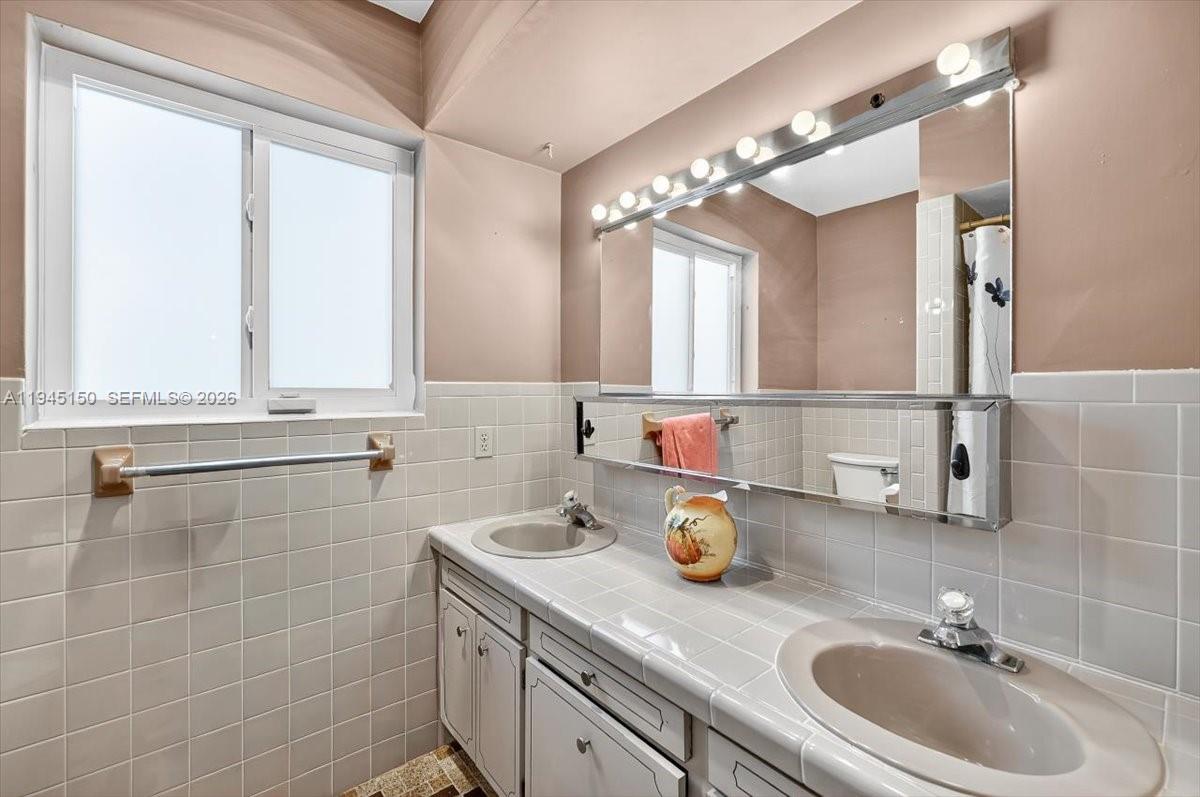 1621 Nw 110th Ter Pembroke Pines, FL 33026