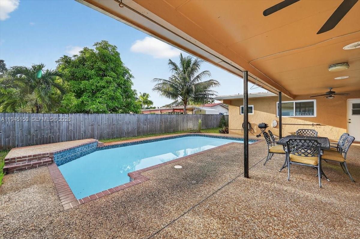 1621 Nw 110th Ter Pembroke Pines, FL 33026