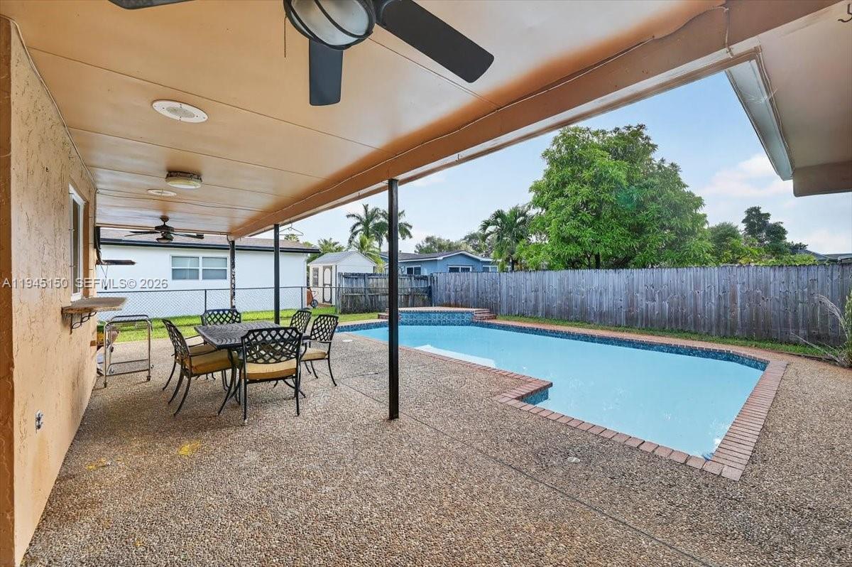 1621 Nw 110th Ter Pembroke Pines, FL 33026