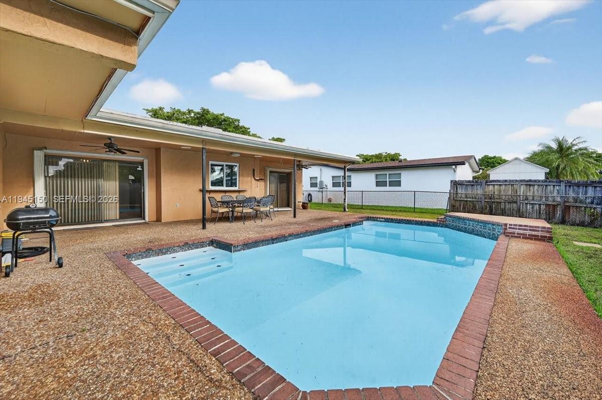 1621 Nw 110th Ter Pembroke Pines, FL 33026