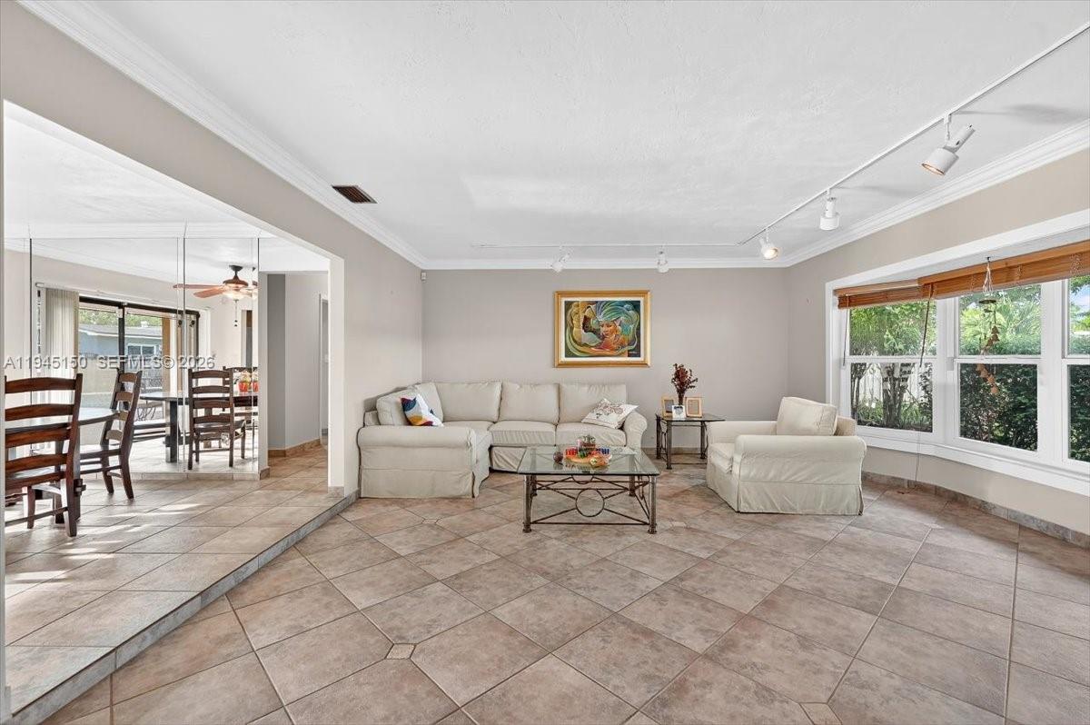 1621 Nw 110th Ter Pembroke Pines, FL 33026