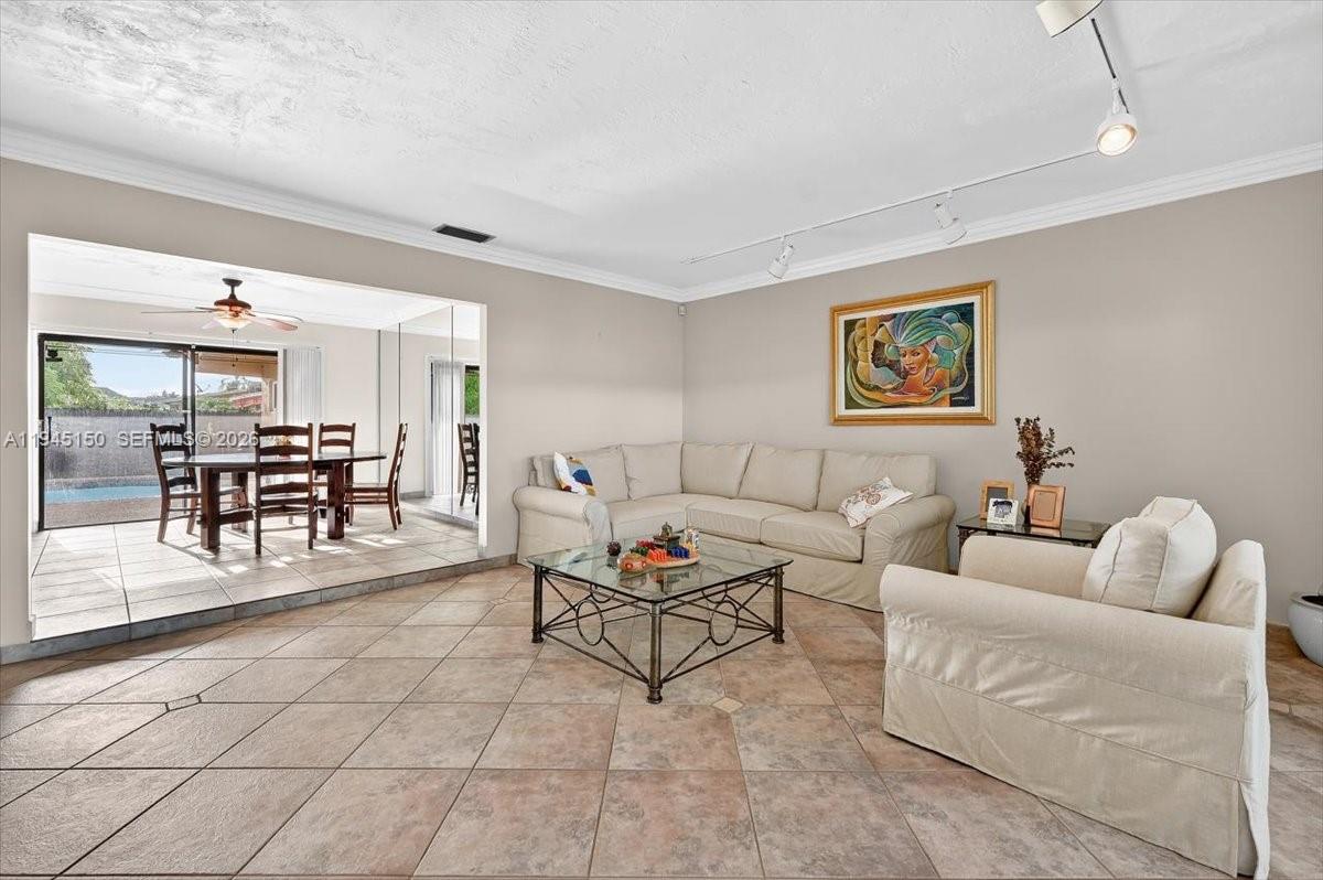 1621 Nw 110th Ter Pembroke Pines, FL 33026