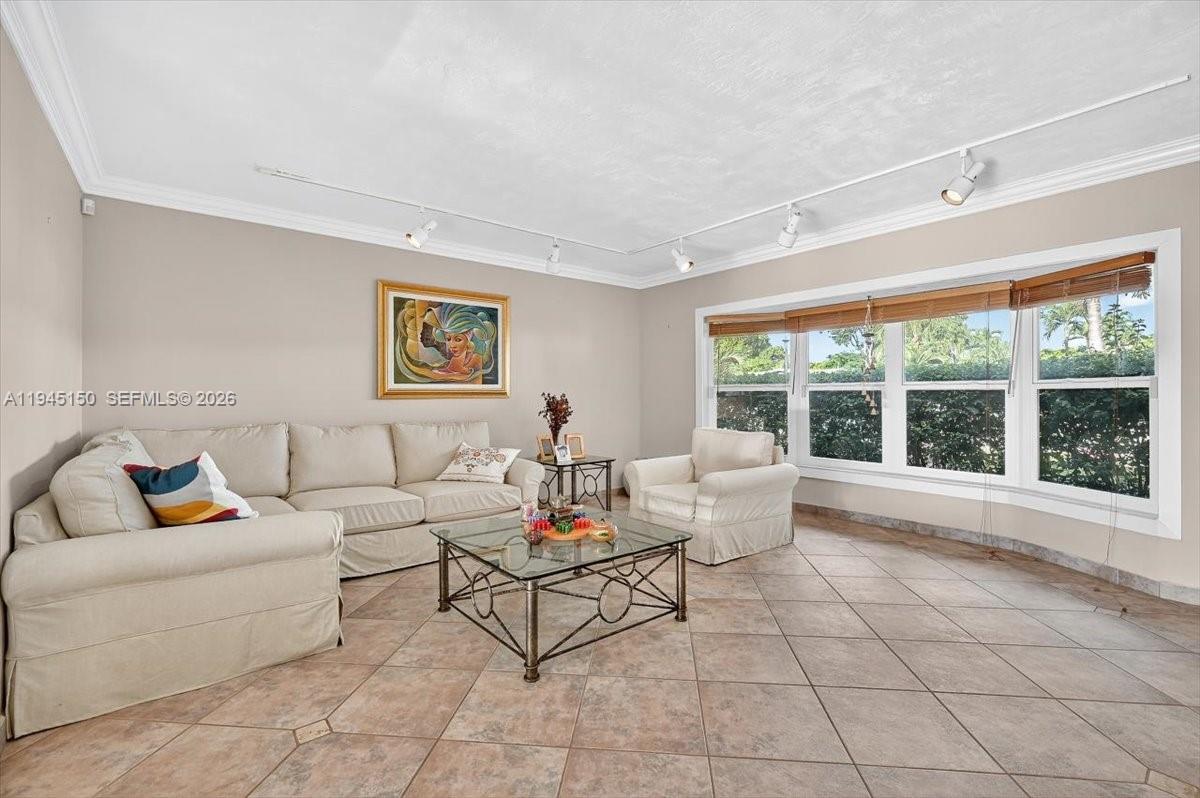 1621 Nw 110th Ter Pembroke Pines, FL 33026