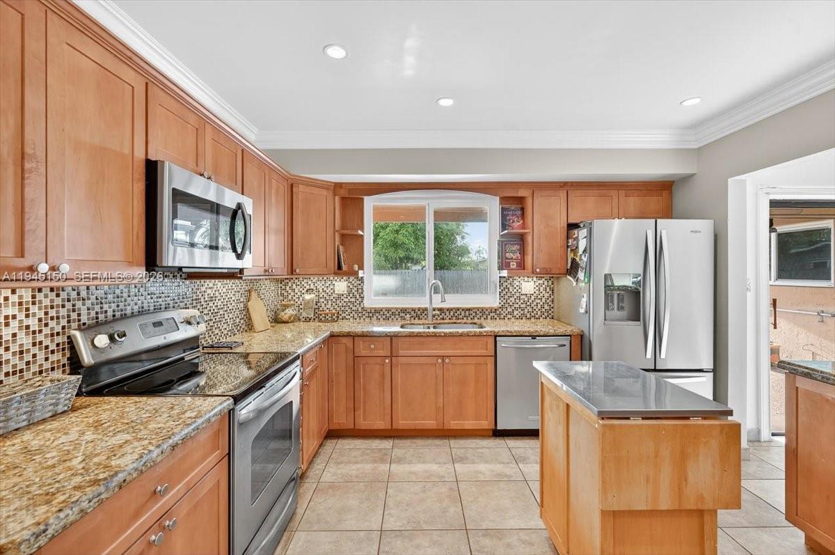 1621 Nw 110th Ter Pembroke Pines, FL 33026