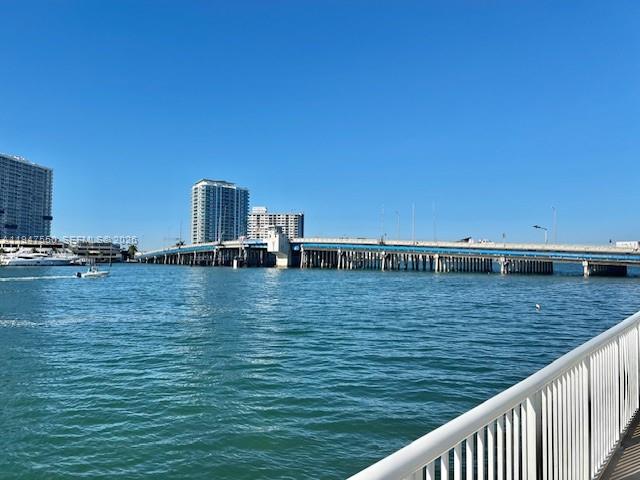 2016 Bay Dr #405 Miami Beach, FL 33141