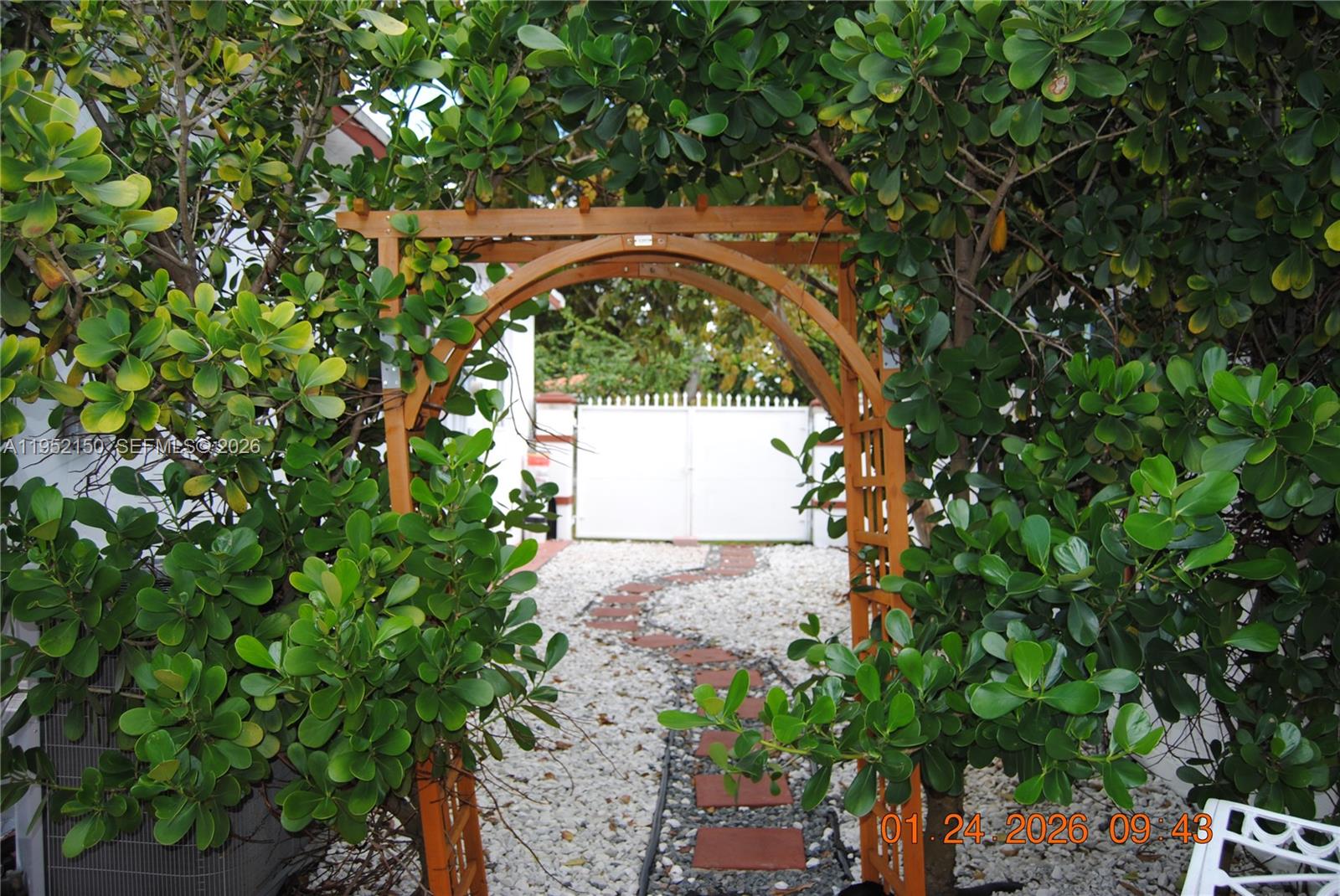 6320 NW 40th St Virginia Gardens, FL 33166