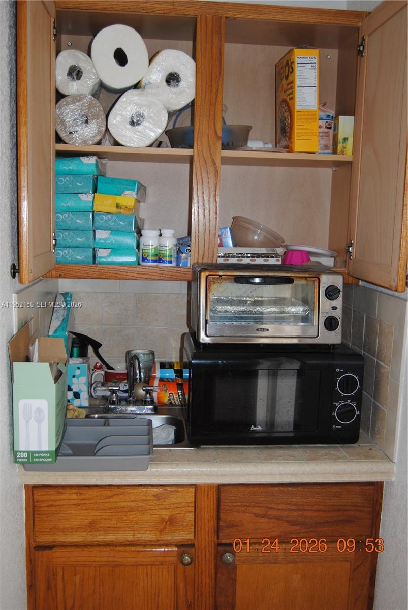 6320 NW 40th St Virginia Gardens, FL 33166