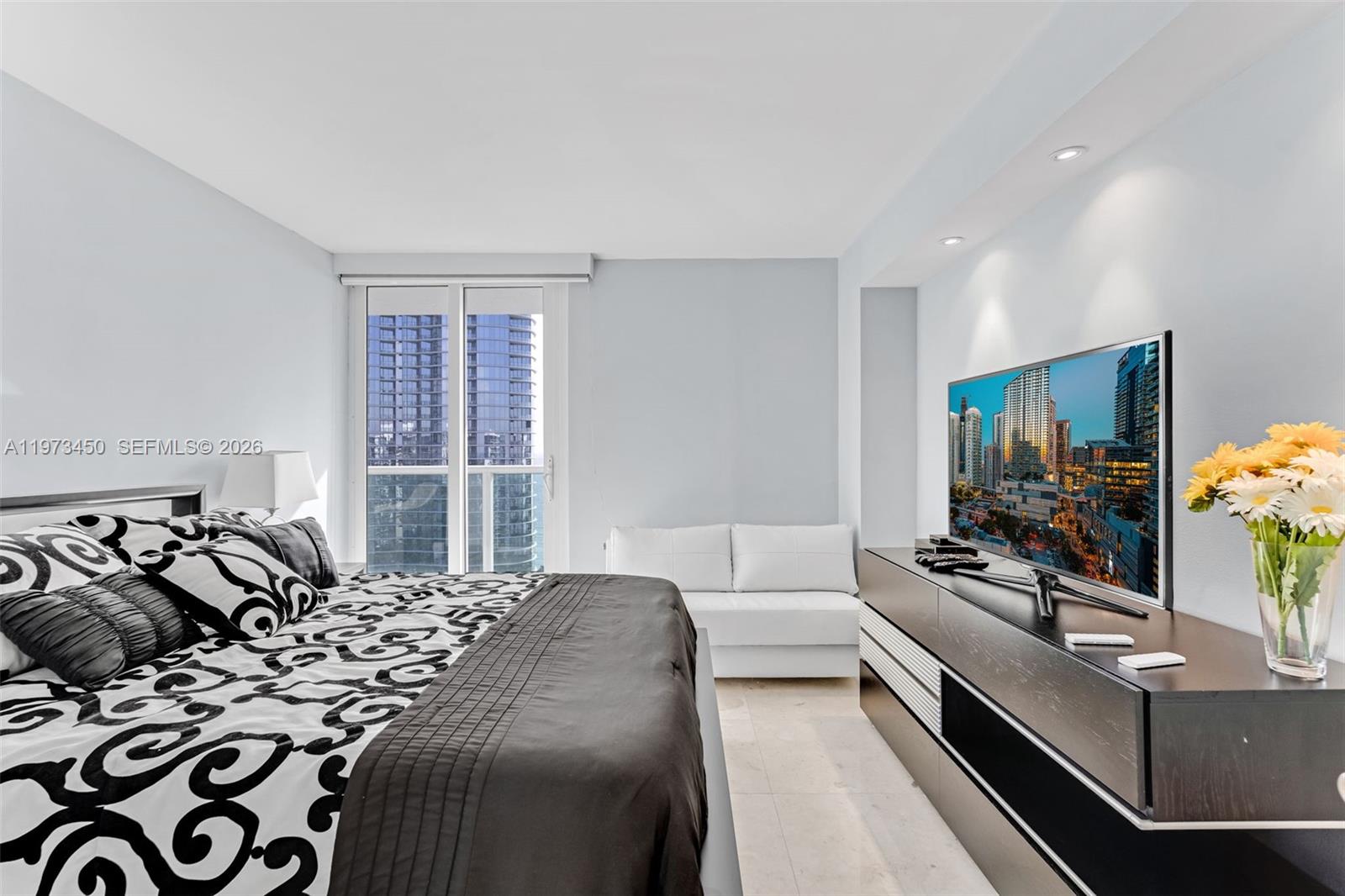 100 Bayview Dr #2007 Sunny Isles Beach, FL 33160