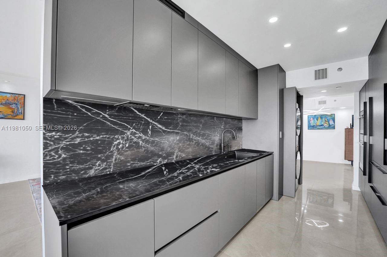 image Hamptons West25