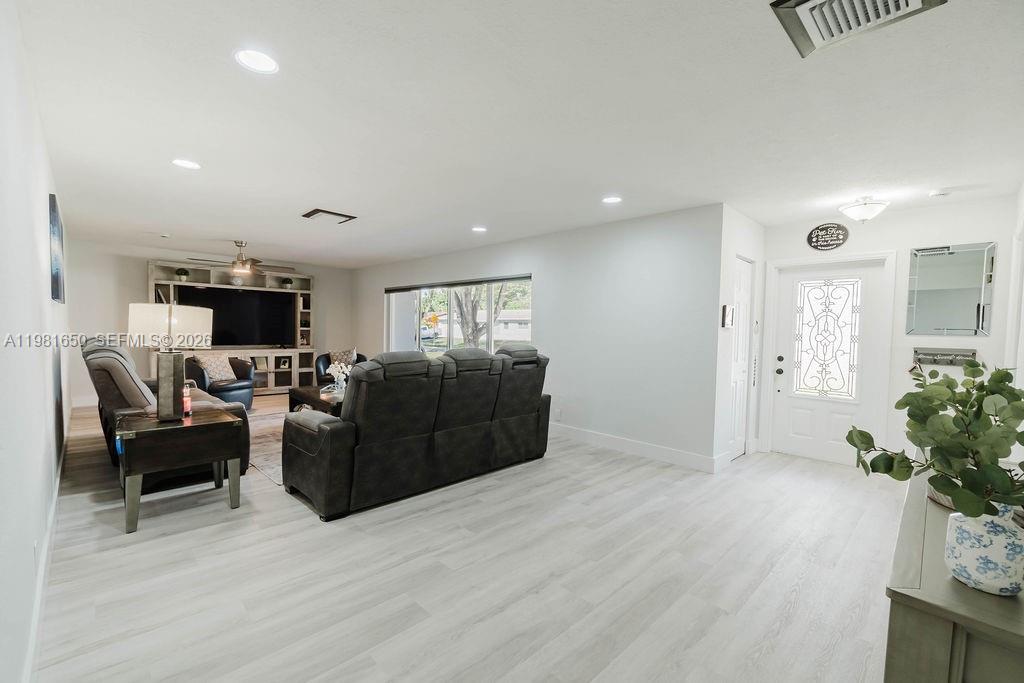 1710 NW 106th Ter Pembroke Pines, FL 33026