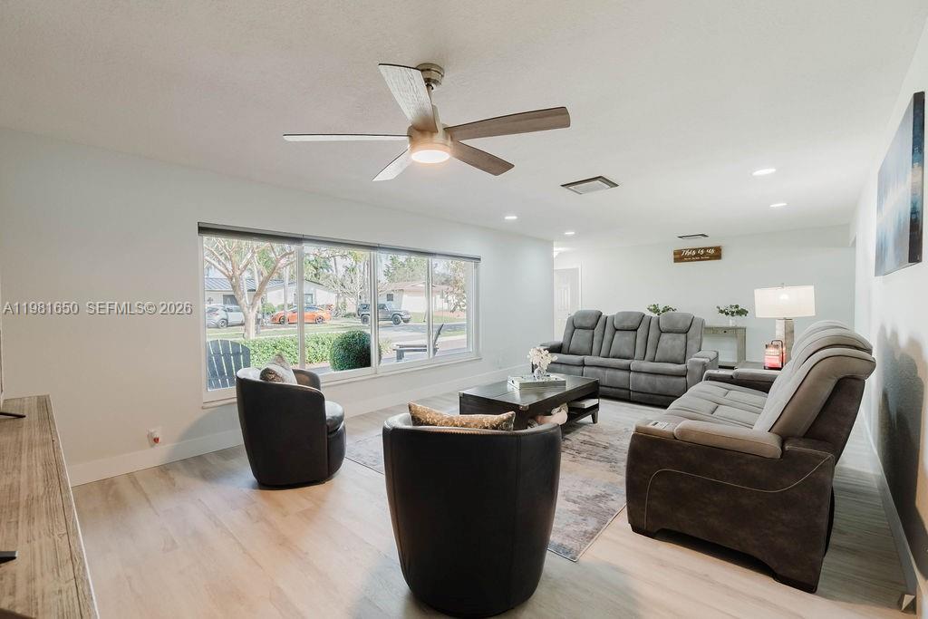 1710 NW 106th Ter Pembroke Pines, FL 33026