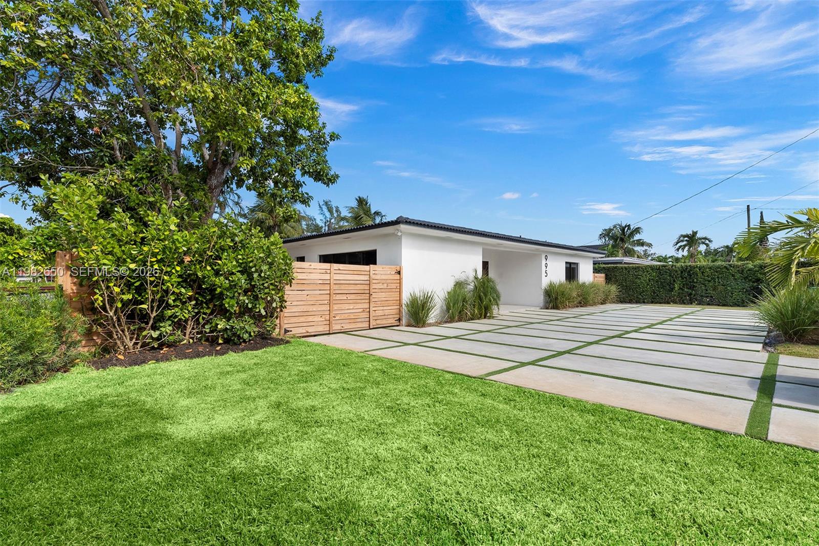 995 NE 107th St Miami, FL 33161