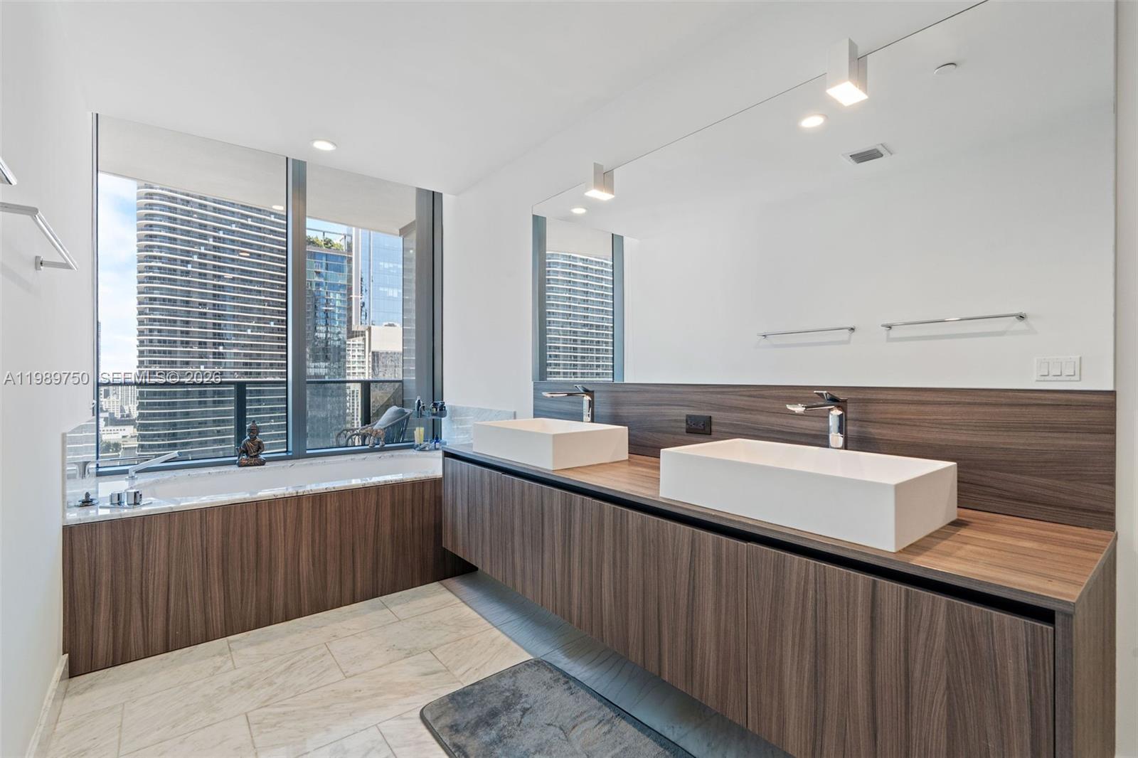 1000 Brickell Plz #2812 Miami, FL 33131