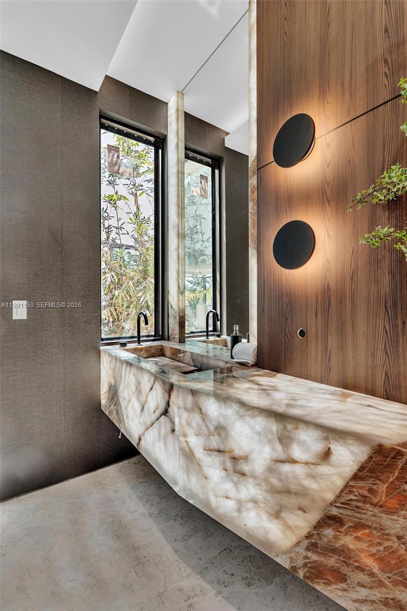 535 N Shore Dr Miami Beach, FL 33141