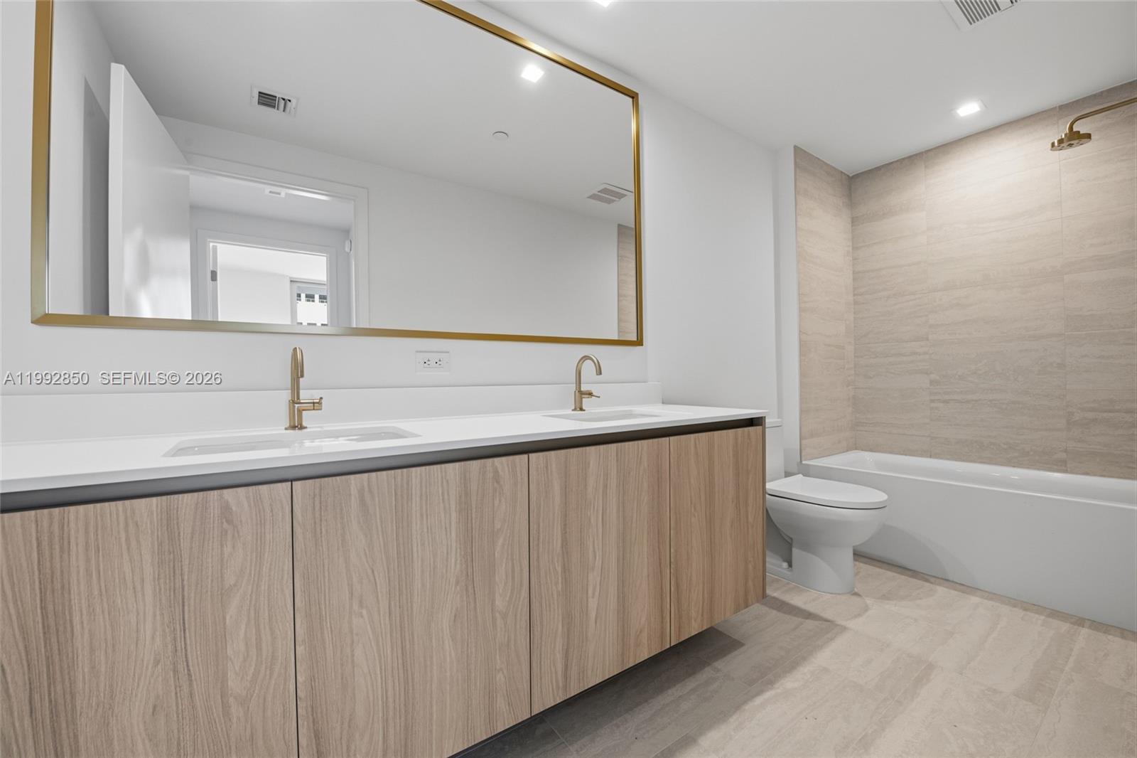 77 SE 5th St #2914 Miami, FL 33131