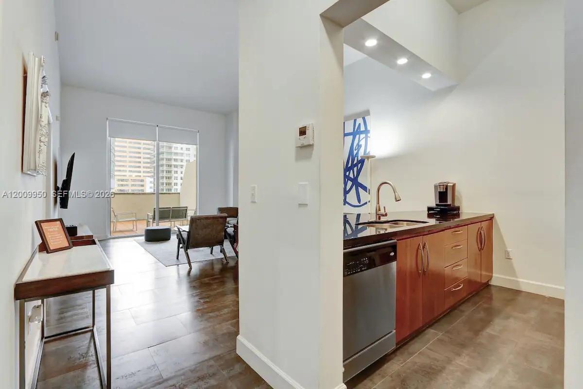 1200 Brickell Bay Dr #1404 Miami, FL 33131