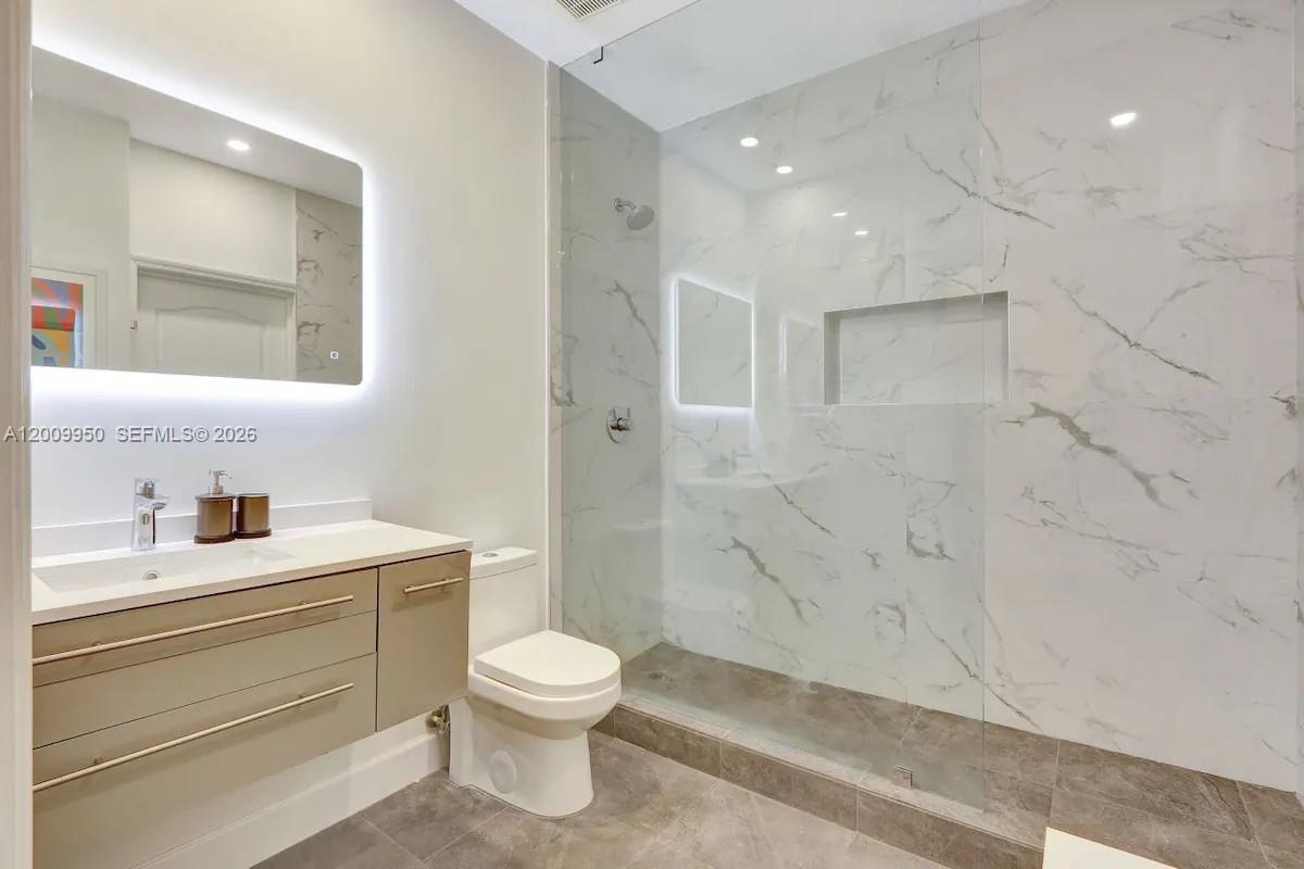 1200 Brickell Bay Dr #1404 Miami, FL 33131