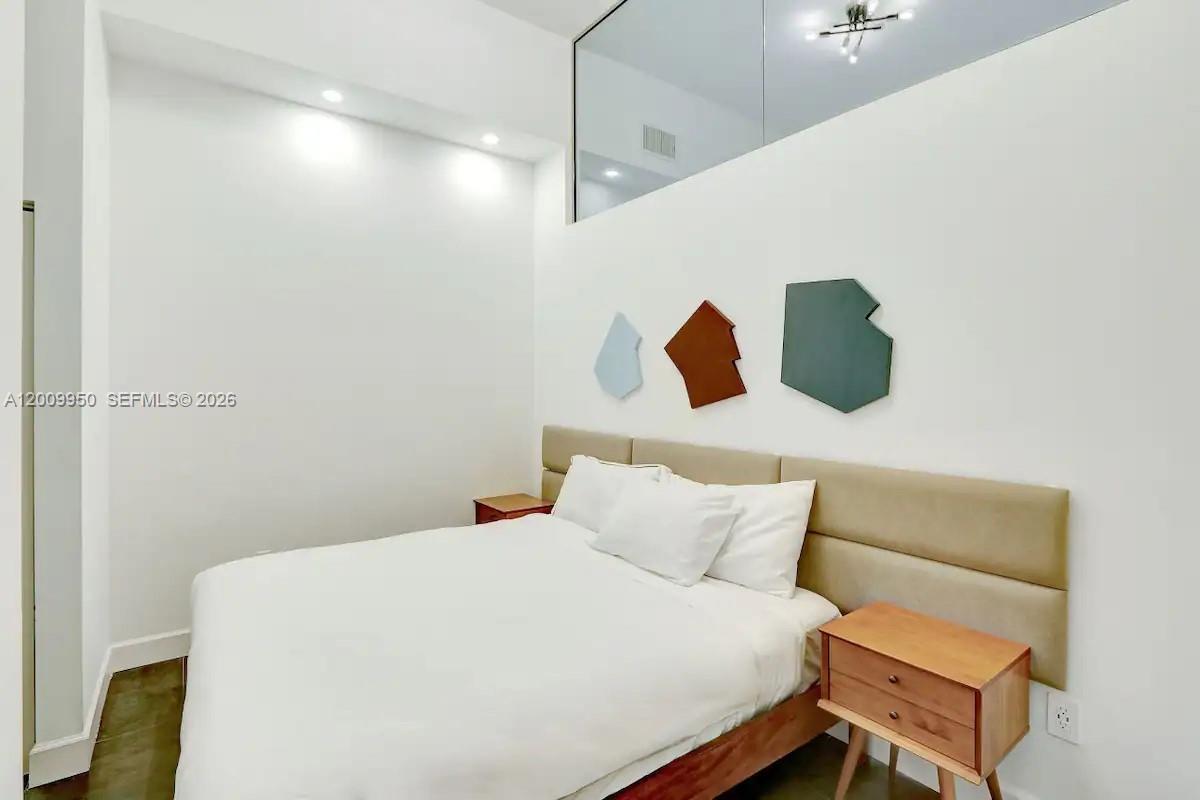 1200 Brickell Bay Dr #1404 Miami, FL 33131