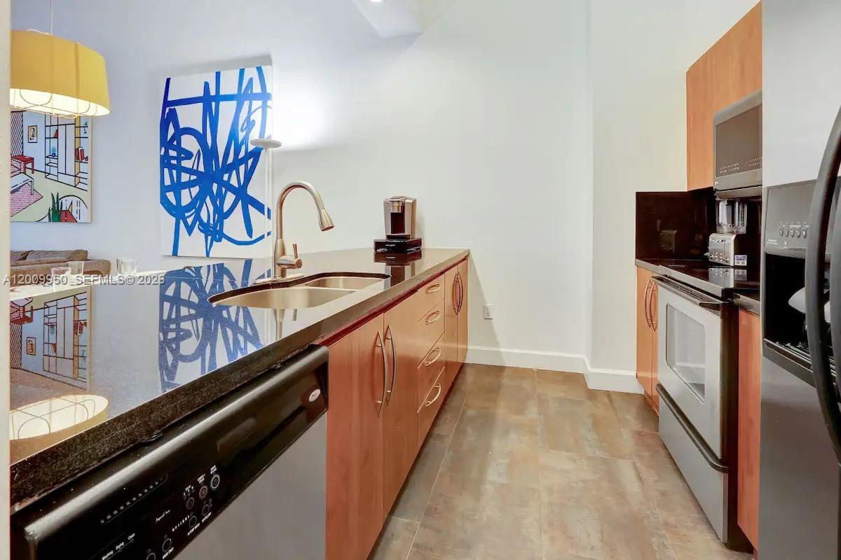 1200 Brickell Bay Dr #1404 Miami, FL 33131