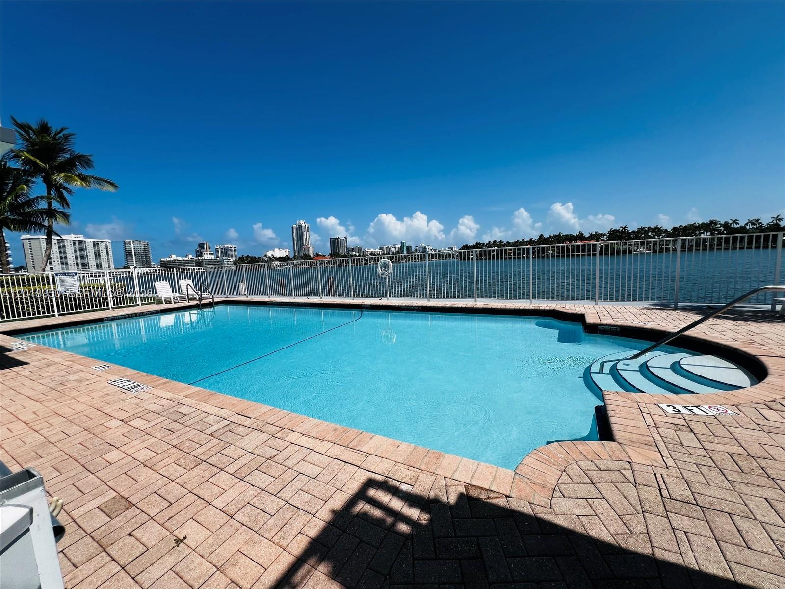 946 Bay Dr #4