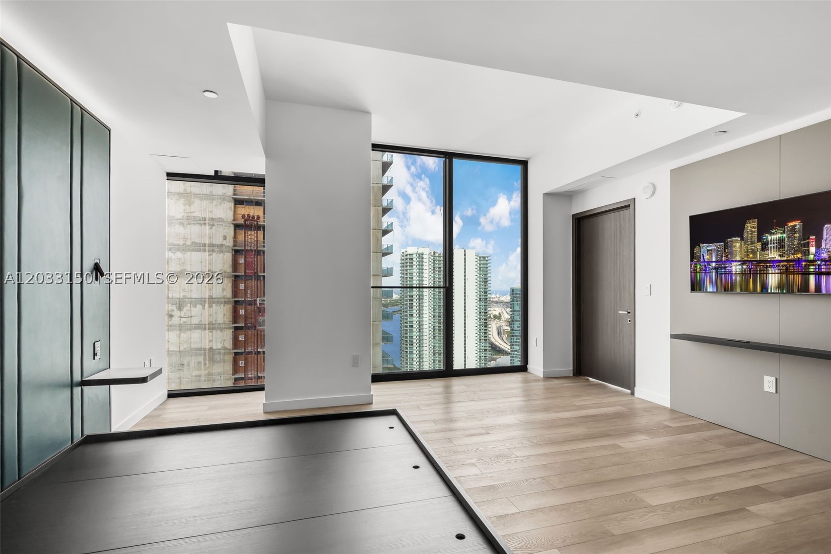 image E11EVEN Hotel & Residences15