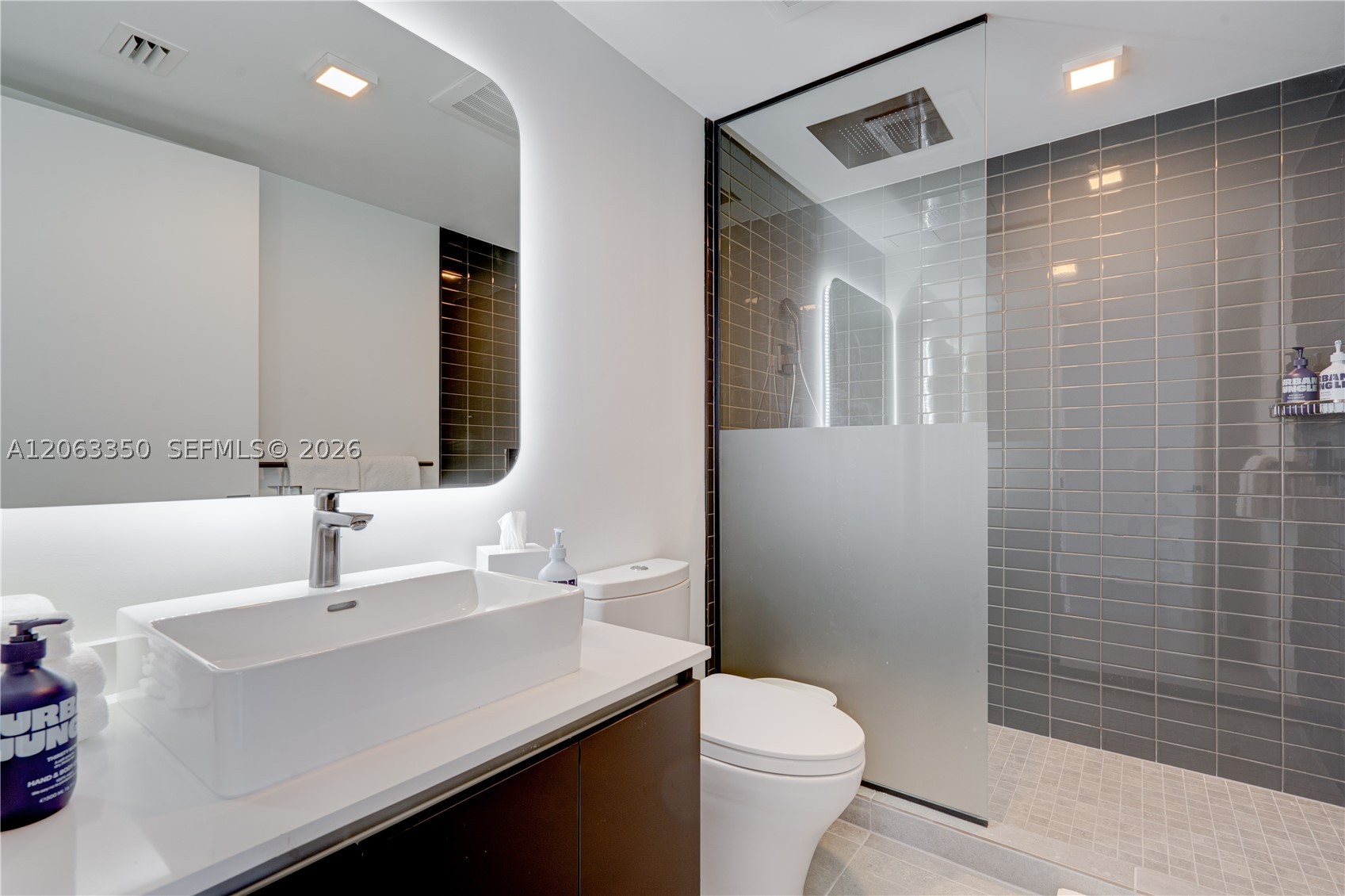 227 NE 2nd St #2500 Miami, FL 33132