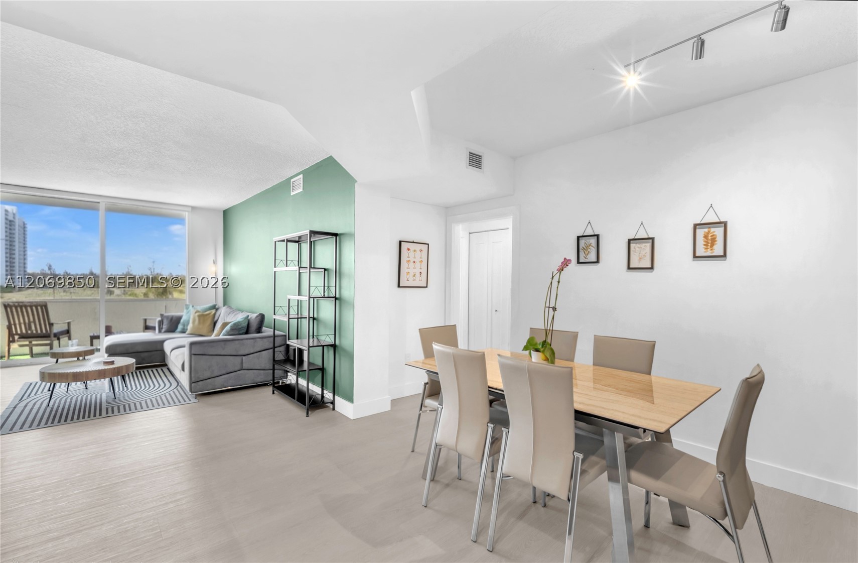 image The Venture at Aventura27