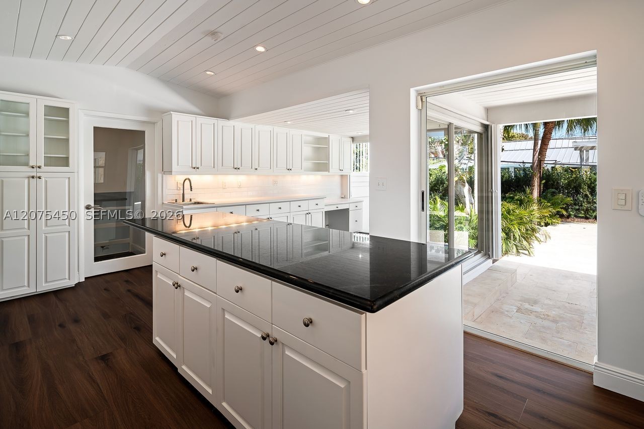 669 S Mashta Dr Key Biscayne, FL 33149