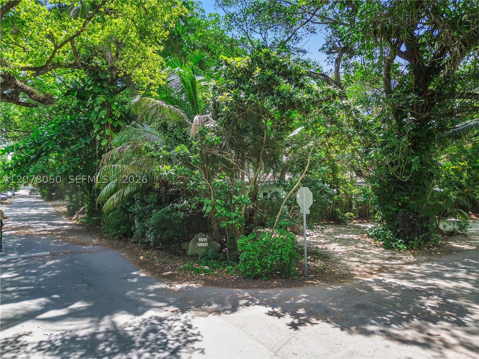 3595 Avocado Ave Miami, FL 33133
