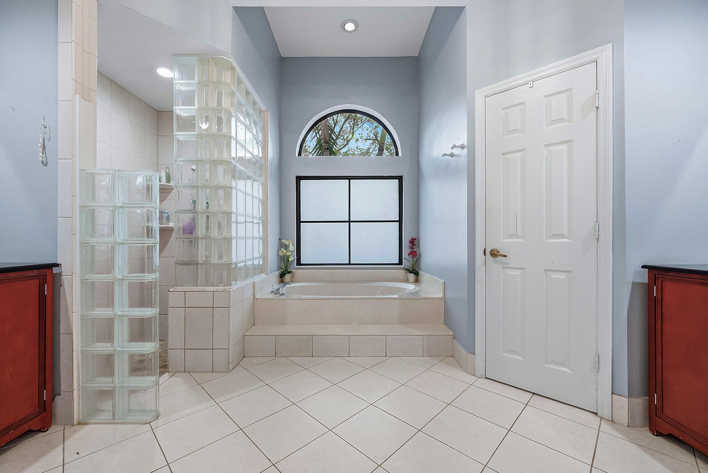 4447 NW 82nd Coral Springs, FL 33065