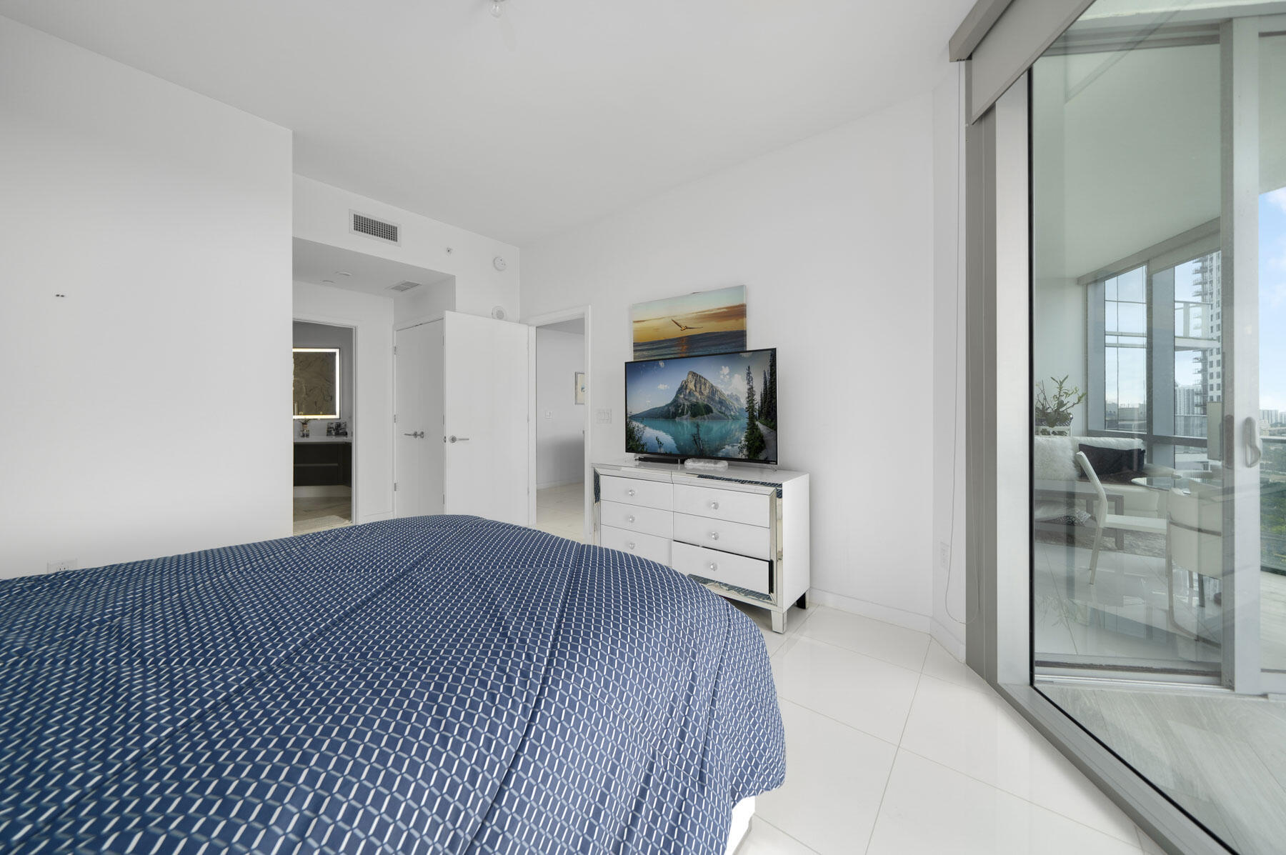 851 NE 1st #2410 Miami, FL 33132