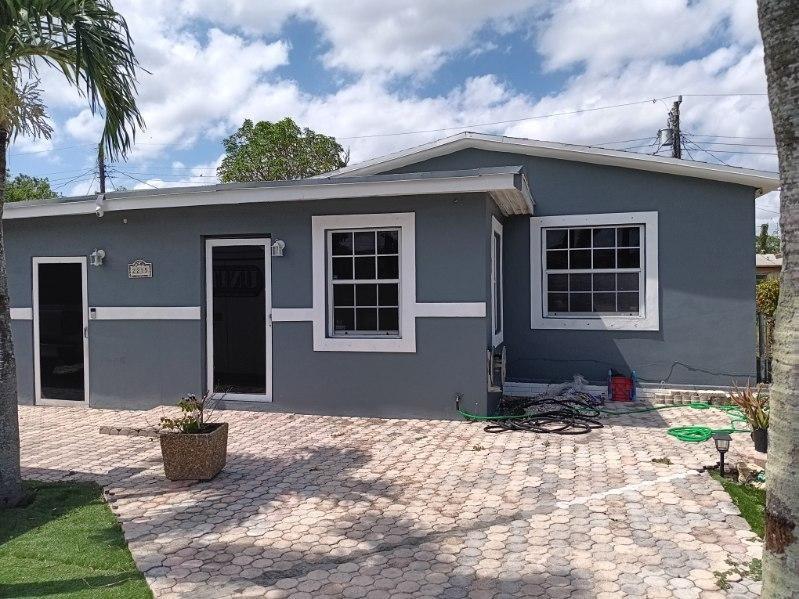 2215 NW 9th Ct